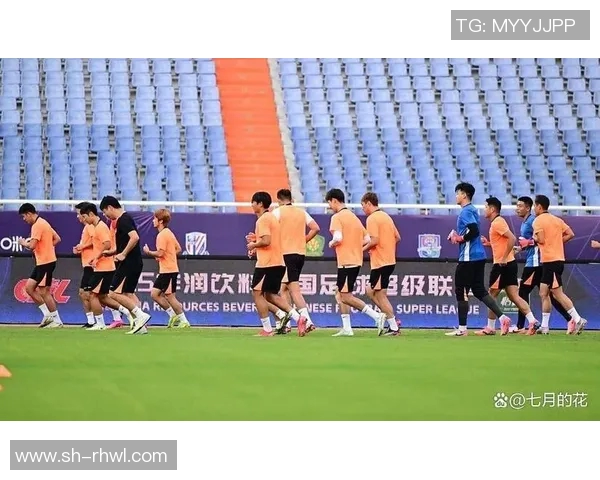 天津天海迎战山东鲁能泰山争夺中超联赛关键三分之战