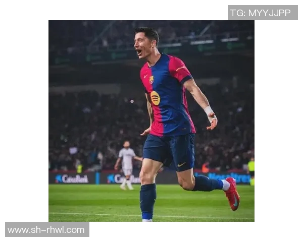 莱万欧冠赛场火力全开10场12球领跑射手榜金靴在望