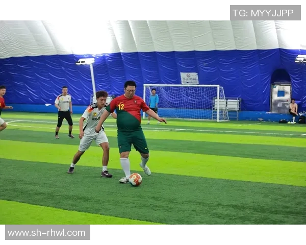 劳托卡与雷瓦的激烈对决揭示足球战术的精彩与魅力